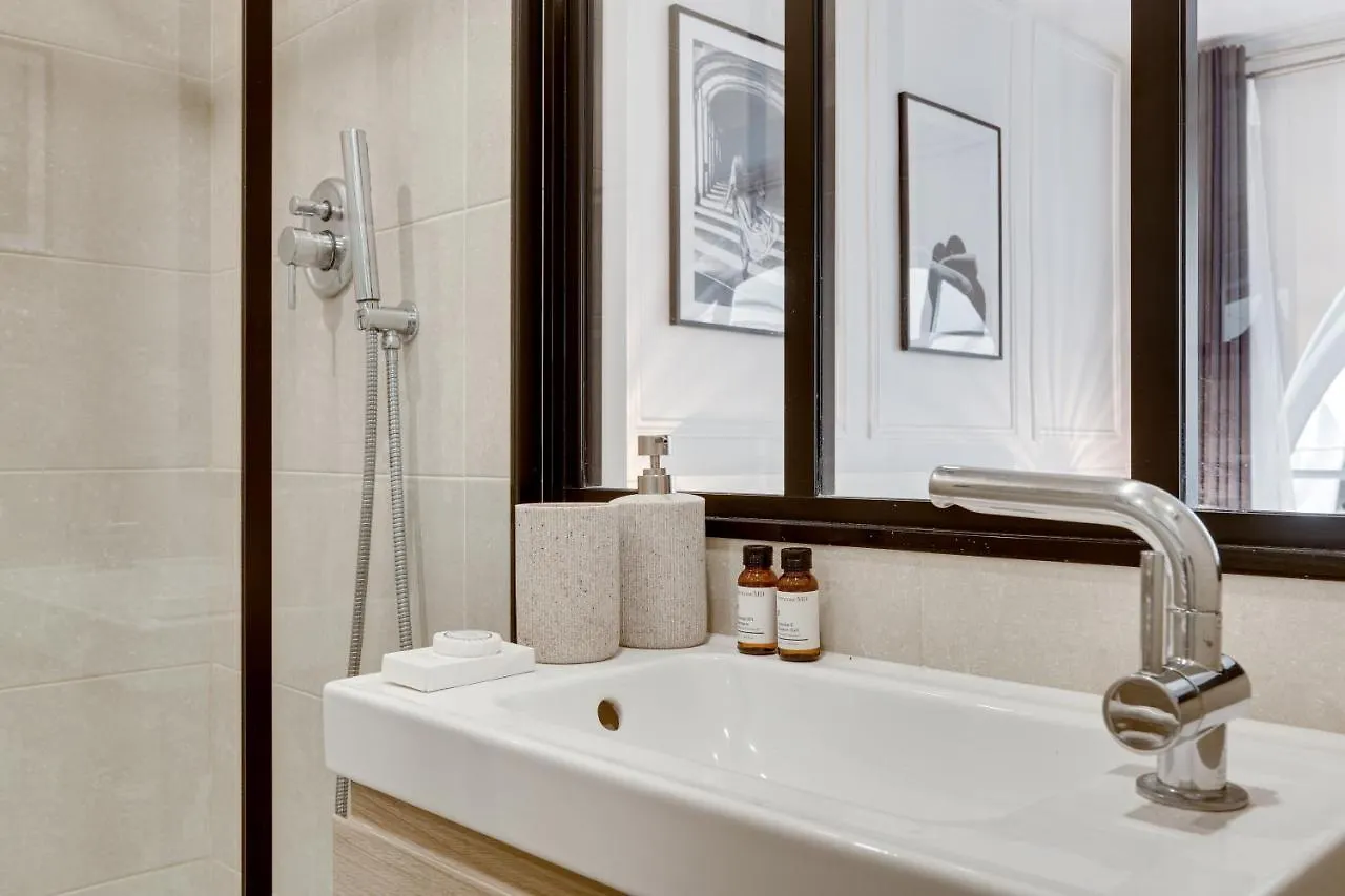 Apartament Stunning Historical Parisian Flat - Louvre Area 0*, Paryż Francja