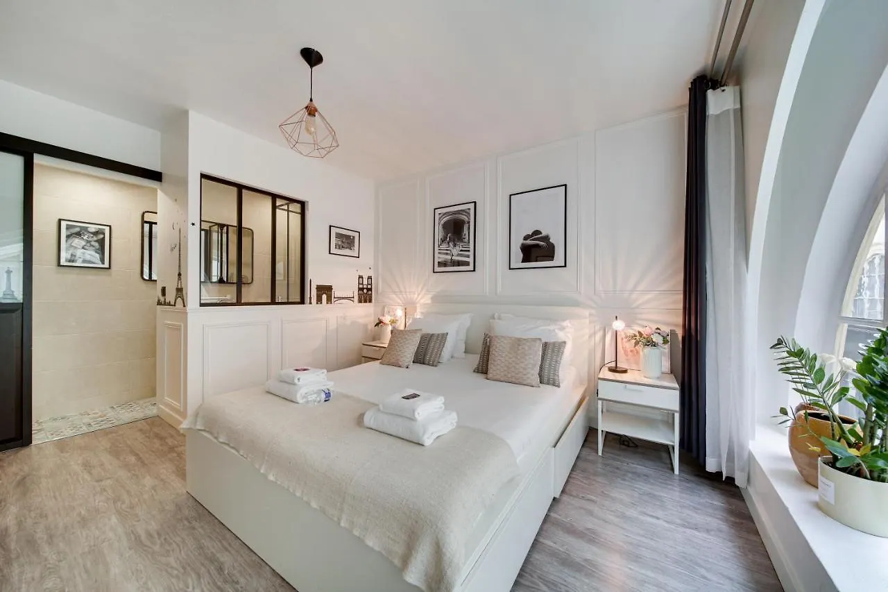 Apartament Stunning Historical Parisian Flat - Louvre Area 0*, Paryż
