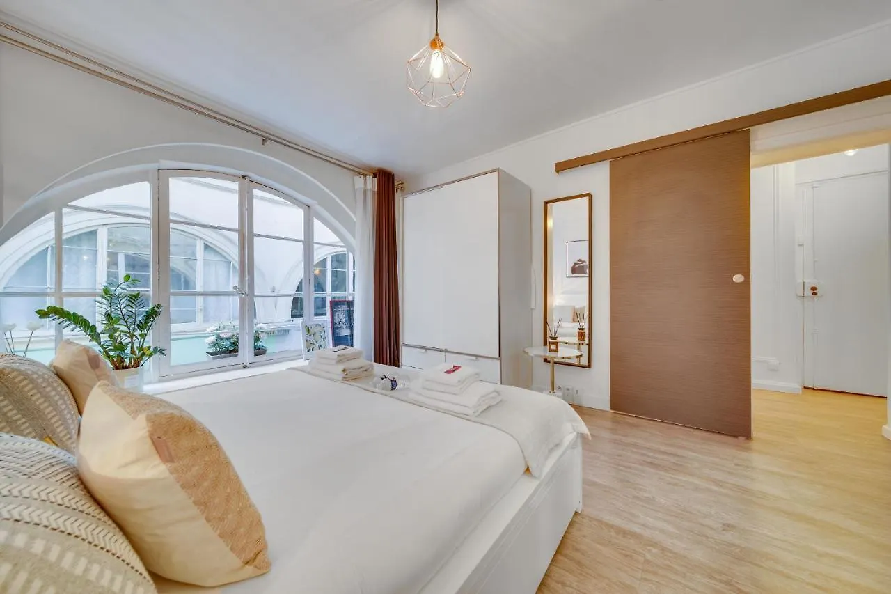Apartament Stunning Historical Parisian Flat - Louvre Area Paryż